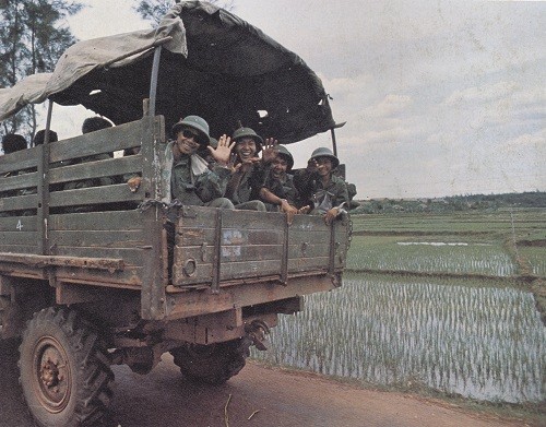 Nụ cười tươi rói của những người chiến sĩ Giải phóng quân sau chiến thắng chấn động địa cầu